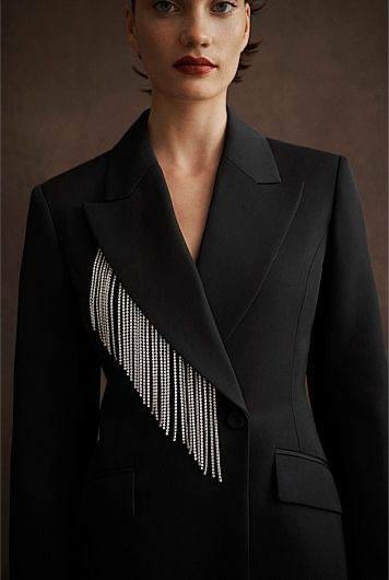 Силуэтный пиджак с акцентным серебряным декором.